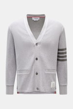Thom Browne Cardigan hellgrau meliert, Frontansicht, V-Ausschnitt, reine Baumwolle, Kontraststreifen am Ärmel, Perlmuttknöpfe, Tricolore-Ripsband-Details, Regular Fit.