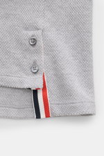 Thom Browne Cardigan hellgrau meliert, Nahaufnahme Saum mit Perlmuttknöpfen, Tricolore-Ripsband, fein strukturierte Baumwolle, Regular Fit.