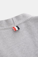 Thom Browne Cardigan hellgrau meliert, Detailaufnahme von oben, reine Baumwolle, fein strukturierter Strick, Tricolore-Ripsband, Regular Fit.