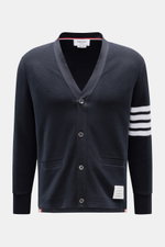 Thom Browne Cardigan navy, Baumwoll-Cardigan mit V-Ausschnitt, Perlmuttknöpfen, Tricolore-Ripsband, Kontraststreifen am Ärmel, frontal fotografiert.