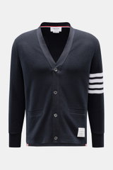 Thom Browne Cardigan navy, Baumwoll-Cardigan mit V-Ausschnitt, Perlmuttknöpfen, Tricolore-Ripsband, Kontraststreifen am Ärmel, frontal fotografiert.