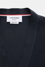 Thom Browne Cardigan navy, Detailaufnahme von oben, fein strukturierte Baumwolle, V-Ausschnitt mit Tricolore-Ripsband und Perlmuttknöpfen.