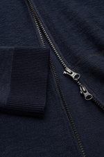 Stone Island Sweatjacke navy in Nahaufnahme von oben, links gestrickt mit Kapuze, Reißverschluss, Rippbündchen und markentypischem Badge.