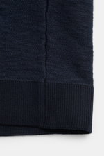 Stone Island Sweatjacke navy, Detailaufnahme der linksgestrickten Struktur und Rippstrick-Bündchen, Mix aus Baumwolle und Microfaser.