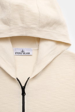 Close-up front view of Stone Island Sweatjacke creme hoodie with black zipper, showing creamy links knit texture and Stone Island label inside.

Description: <p>Strick mit Twist: Die sportive Jacke mit Kapuze im modernen Linksstrick von STONE ISLAND wird 