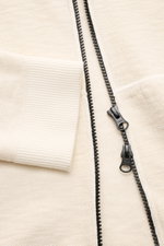 Stone Island Sweatjacke creme shown in a close-up front view featuring a black double zipper, ribbed cuff, and textured cream knit fabric. <p>Strick mit Twist: Die sportive Jacke mit Kapuze im modernen Linksstrick von STONE ISLAND wird zum idealen Freizei