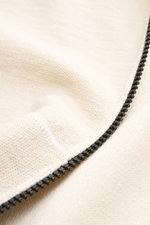 Close-up view of the cream-colored Stone Island Sweatjacke creme zipper and knit texture showing regular fit cotton-microfiber blend, left-knit structure, ribbed cuffs, split kangaroo pocket, hood, and signature compass badge on the sleeve. <p>Strick mit 