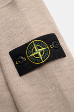 Stone Island Sweatjacke beige, Detailaufnahme von links, linksstrickte Baumwoll-Microfaser mit Kompass-Badge am Ärmel.