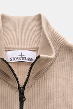 Stone Island Strickjacke 'Rib' beige in Nahaufnahme von oben, Rippstrick aus reiner Baumwolle, Stehkragen, Zwei-Wege-Reißverschluss.