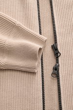Nahaufnahme der Stone Island Strickjacke 'Rib' beige mit klassischem Rippstrick, weichem Griff, Regular Fit, Zwei-Wege-Reißverschluss und Ärmelbündchen.