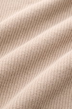 Nahaufnahme der Stone Island Strickjacke 'Rib' beige mit klassischem Rippstrick aus reiner Baumwolle, weichem Griff und mittelfeinem Strickbild.