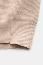Stone Island Strickjacke 'Rib' beige, Detailaufnahme des weichen Rippstrick-Ärmelbündchens aus reiner Baumwolle, mittelfeines Strickbild.