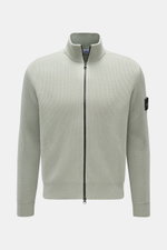 Stone Island Strickjacke 'Rib' salbei, Frontansicht, Rippstrick aus reiner Baumwolle, Stehkragen, Zwei-Wege-Reißverschluss, Kompass-Badge am Ärmel.