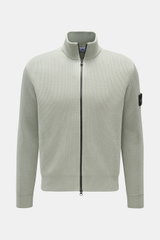 Stone Island Strickjacke 'Rib' salbei, Frontansicht, Rippstrick aus reiner Baumwolle, Stehkragen, Zwei-Wege-Reißverschluss, Kompass-Badge am Ärmel.