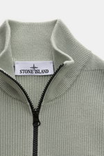 Stone Island Strickjacke 'Rib' salbei aus reiner Baumwolle, Rippstrick, Regular Fit, Stehkragen, Zwei-Wege-Reißverschluss, Detailaufnahme von oben.