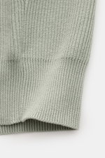 Nahaufnahme der Stone Island Strickjacke 'Rib' salbei, Detail des klassischen Rippstricks aus reiner Baumwolle mit weichem Griff.