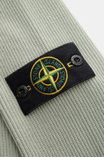 Stone Island Strickjacke 'Rib' salbei in Nahaufnahme, Rippstrick aus reiner Baumwolle mit Kompass-Badge am Ärmel.
