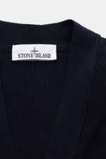 Stone Island Cardigan navy in Nahaufnahme von oben, feines Rippstrick-Design aus reiner Baumwolle mit Kompass-Badge.