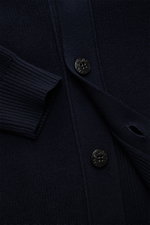 Stone Island Cardigan navy in Nahaufnahme, feines Rippstrick-Design aus reiner Baumwolle, vier Knöpfe, V-Ausschnitt, Ärmelbündchen, Kompass-Badge sichtbar.
