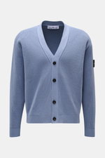 Stone Island Cardigan rauchblau, frontale Ansicht, feines Rippstrick-Design, V-Ausschnitt, vier Knöpfe, Kompass-Badge am Ärmel, reine Baumwolle.
