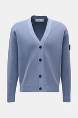 Stone Island Cardigan rauchblau, frontale Ansicht, feines Rippstrick-Design, V-Ausschnitt, vier Knöpfe, Kompass-Badge am Ärmel, reine Baumwolle.