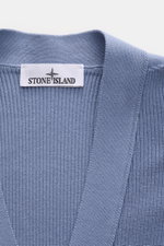 Nahaufnahme des Stone Island Cardigans rauchblau aus reiner Baumwolle mit feinem Rippstrick, V-Ausschnitt und Label innen.