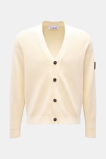 Stone Island Cardigan creme, frontale Ansicht, feines Rippstrick-Design, V-Ausschnitt, vier Knöpfe, Kompass-Badge am Oberarm, reine Baumwolle, Regular Fit.