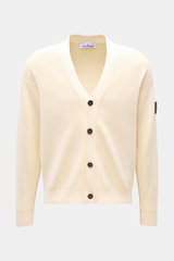 Stone Island Cardigan creme, frontale Ansicht, feines Rippstrick-Design, V-Ausschnitt, vier Knöpfe, Kompass-Badge am Oberarm, reine Baumwolle, Regular Fit.