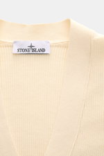 Stone Island Cardigan creme, Nahaufnahme von V-Ausschnitt und feinem Rippstrick aus reiner Baumwolle mit Label innen am Kragen.