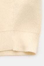 Stone Island Cardigan creme Nahaufnahme des feinen Rippstrick-Designs aus reiner Baumwolle mit komfortablem Bündchen, Detailansicht
