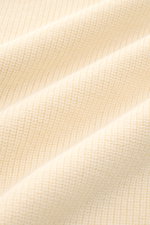 Stone Island Cardigan creme, Nahaufnahme des feinen Rippstrick-Designs aus reiner Baumwolle mit leicht kernigem Griff.