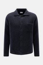 Frontale Aufnahme des 04651/ A trip in a bag Cardigan 'Chunky Overshirt' navy aus voluminösem Strick mit klassischem Umlegekragen, glatter Knopfleiste und Brusttasche, Regular Fit, aus Schurwolle-Mix für smartes, entspanntes Layering.