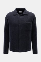 Frontale Aufnahme des 04651/ A trip in a bag Cardigan 'Chunky Overshirt' navy aus voluminösem Strick mit klassischem Umlegekragen, glatter Knopfleiste und Brusttasche, Regular Fit, aus Schurwolle-Mix für smartes, entspanntes Layering.