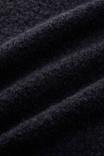 Nahaufnahme aus schräger Perspektive des voluminösen Strickbilds des 04651/ A trip in a bag Cardigan 'Chunky Overshirt' navy aus Schurwolle.
