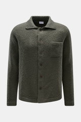 04651/ A trip in a bag Cardigan 'Chunky Overshirt' oliv, frontal fotografiert, aus warmem Schurwoll-Mix, weicher Griff, voluminöses Strickbild, Regular Fit, glatte Knopfleiste, Umlegekragen, Brusttasche, smart und relaxed für Winterlayering.