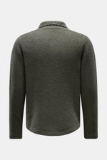 Rückansicht des 04651/ A trip in a bag Cardigan 'Chunky Overshirt' oliv aus voluminösem Strick mit warmem Schurwoll-Mix, Regular Fit.