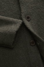 04651/ A trip in a bag Cardigan 'Chunky Overshirt' oliv, Detailaufnahme von Knöpfen, voluminösem Strick und klassischem Umlegekragen.