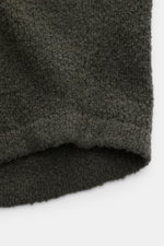 Detailaufnahme des 04651/ A trip in a bag Cardigan 'Chunky Overshirt' oliv aus voluminösem Strick mit weichem Griff und warmem Schurwoll-Mix.