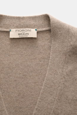 Fioroni Cashmere Cardigan taupe meliert, Nahaufnahme von oben, reiner Baby-Cashmere, feines Strickbild, Slim Fit, glatte Knopfleiste, weicher Griff, flexible Rippbündchen, exklusive italienische Handwerkskunst.