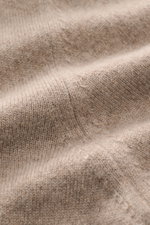 Alt-Tag (124 Zeichen): Nahaufnahme des fein gestrickten, weichen Fioroni Cashmere Cardigan taupe meliert aus Baby-Cashmere mit glatter Knopfleiste.