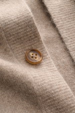 Nahaufnahme des taupe melierten Fioroni Cashmere Cardigan mit Fokus auf feinem Strickbild, glatter Knopfleiste und weichem Baby-Cashmere.