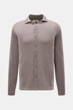 Fioroni Cardigan grau, Vorderansicht, Slim Fit aus reiner Baumwolle mit Umlegekragen, acht Knöpfen, weichem Griff, mittelfeinem Strickbild und Rippbündchen.