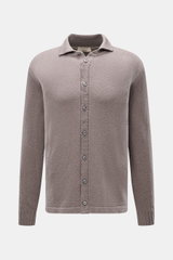 Fioroni Cardigan grau, Vorderansicht, Slim Fit aus reiner Baumwolle mit Umlegekragen, acht Knöpfen, weichem Griff, mittelfeinem Strickbild und Rippbündchen.