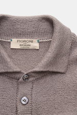 Fioroni Cardigan grau, Nahaufnahme von oben, weicher Baumwollstrick, Umlegekragen, Acht-Knopf-Leiste, Slim Fit, flexible Rippbündchen.