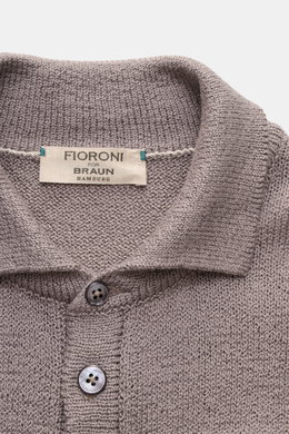 Fioroni Cardigan grau, Nahaufnahme von oben, weicher Baumwollstrick, Umlegekragen, Acht-Knopf-Leiste, Slim Fit, flexible Rippbündchen.
