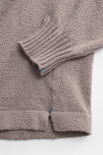 Nahaufnahme des Fioroni Cardigan grau, Perspektive auf Ärmel und Saum mit weichem Baumwollstrick, Rippbündchen und Saumschlitzen.