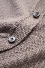Nahaufnahme des grauen Fioroni Cardigan mit weichem Baumwollstrick, Umlegekragen und acht Knöpfen, seitliche Perspektive.