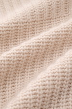 Close-up front view of Iris von Arnim Cashmere Strickjacke 'Avenor' sand showing voluminous patent knit and soft texture.

<p>Kompromisslose Strickqualität – made to last: Die legere Strickjacke 'Avenor' vom renommierten Hamburger Label IRIS VON ARNIM beg