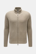 Front view of Iris von Arnim Cashmere Strickjacke 'Avenor' graugrün, a slim fit, grey-green cardigan with voluminous patent knit, standing collar, two-way zipper, front pockets, tongue raglan sleeves, and ribbed cuffs, made from pure soft cashmere.

<p>Ko