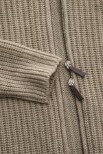 Close-up front view of Iris von Arnim Cashmere Strickjacke 'Avenor' graugrün, showing voluminous patent knit, slim fit ribbed cuff, and robust two-way zipper with wooden pulls. <p>Kompromisslose Strickqualität – made to last: Die legere Strickjacke 'Aveno